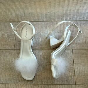 SAM EDELMAN White feather sandals size 9.5